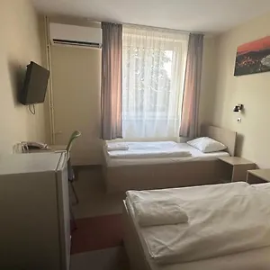 Free Parking, Free Breakfast, Only 15 Minutes To Center , Будапешт Венгрия